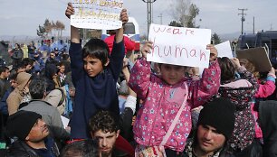 Migrantai blokuoja geležinkelį Graikijos ir Makedonijos pasienyje
