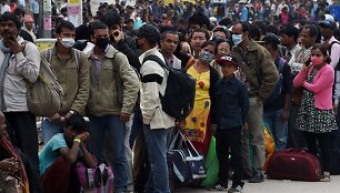Nepalo sostinę bando palikti naujų požeminių smūgių bijantys žmonės.