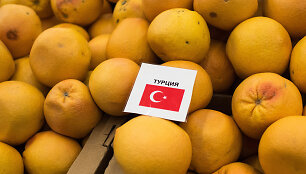 Rusijos parduotuvių lentynose jau nebematyti turki&scaron;kų vaisių ir daržovių 