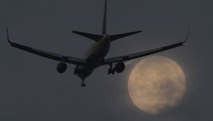 Lėktuvas leidžiasi Londone