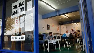 Britanijos rinkėjai pradėjo balsuoti istoriniame referendume dėl tolesnės &scaron;alies narystės Europos Sąjungoje
