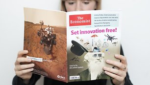 Mergina skaito „The Economist“