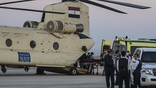Egipto paramedikai krauna mirusiųjų kūnus į karinį lėktuvą
