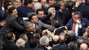 Turkijoje vykstant debatams dėl prezidento galių įstatymų leidėjai &scaron;vaistėsi kum&scaron;čiais