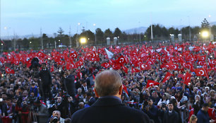 R.T.Erdoganas kreipėsi į tūkstančius savo šalininkų