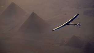 Lėktuvas Solar Impulse virš Egipto piramidžių