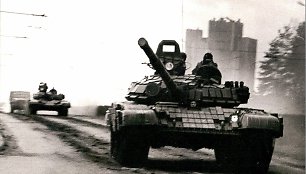 1991 m. sausio 12 d. sovietiniai tankai Vilniuje prie Spaudos rūmų