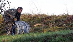 Slovėnijos armija įrenginėja spygliuotų vielų užtvaras