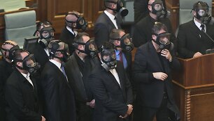Kosovo parlamente opozicijos nariai paleido a&scaron;arines dujas