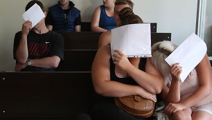 Po dviejų metų teisme atsidūrę kaltinamieji jau nebuvo tokie drąsūs &ndash; moterys dangstė veidus popieriumi, o vyrai buvo nekalbūs.