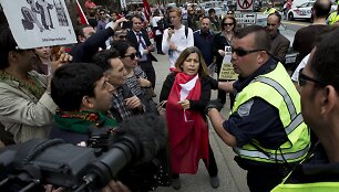 Prie&scaron; Erdogano politiką protestuojantys asmenys Va&scaron;ingtone susirėmė su ją palaikančiais 
