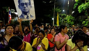 Tailandiečiai gedi po ilgos ligos mirusio mylimo monarcho Bhumibolo Adulyadejo