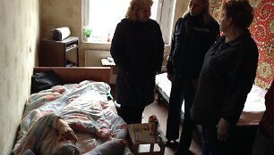 Pareigūnė ir seniūnijos darbuotojos aplankė vargstančią vilniečių &scaron;eimą