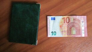 Protokolo nenorėjusi laukti pilietė muitininkui pasiūlė 10 eurų. 