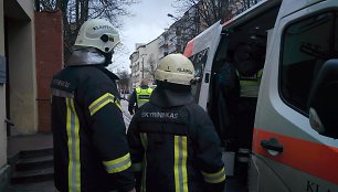 Į įvykio vietą atskubėjo medikai, ugniagesiai ir policija.