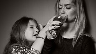 Vyną gerianti mama su dukra