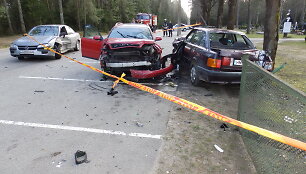 (I&scaron; kairės) &bdquo;Opel Omega&ldquo;, &bdquo;Audi A6&ldquo; ir &bdquo;Audi 80&ldquo; įvykio vietoje