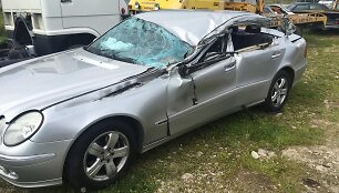 &bdquo;Mercedes-Benz&ldquo; po susidūrimo su kombaino a&scaron;menimis 