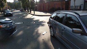 S.Daukanto ir &Scaron;aulių gatvių sankryžoje Klaipėdoje susidūrė Valdemaro Toma&scaron;evskio visureigis ir Simono Gentvilo &bdquo;BMW&ldquo;.