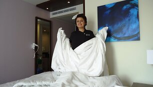 Dirbdama vie&scaron;butyje svajojau, kad klojuosi lovą sau ir tuoj nugriūsiu į ją pasnausti.