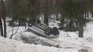 Apvirtęs automobilis Kairėnų gatvėje