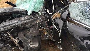 Skaudi avarija Kaune: &bdquo;Maserati&ldquo; rėžėsi į medį