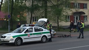 Druskininkuose automobilis partrenkė nepilnametę dviratininkę