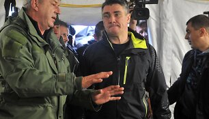 Kroatijos premjeras Zoranas Milanovičius (centre)
