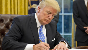 Donaldas Trumpas pasira&scaron;o sutartį dėl Va&scaron;ingtono pasitraukimo i&scaron; TPP
