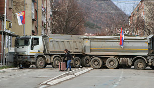 Įtampa Kosove auga, kelių blokados išlieka