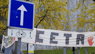 Plakatas prie&scaron; CETA prie Valonijos parlamento 