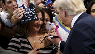 Donaldas Trumpas pasira&scaron;inėja ant moters kūno
