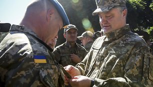 Petro Porošenka apdovanoja Ukrainos karį