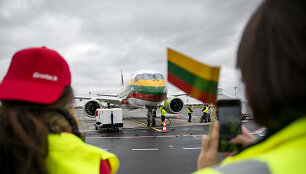 Lietuvos vėliavos spalvomis nudažyto lėktuvo &bdquo;Airbus A220-300&ldquo; pasitikimas Vilniaus oro uoste
