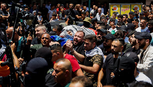 Palestiniečiai ne&scaron;a žuvusiojo kūną