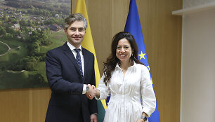 Paskirtasis užsienio reikalų ministras Kęstutis Budrys ir Jungtinių Arabų Emyratų valstybės ministrė Lana Nusseibeh / Užsienio reikalų ministerijos nuotr.