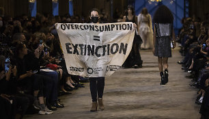 „Extinction Rebellion“ protestas „Louis Vuitton“ kolekcijos pristatyme