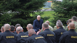 Minske tęsiasi protestai – moterys stojo į „Baltą grandinę“