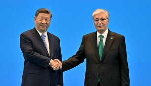Xi Jinpingas su Uzbekistano prezidentu Kazachstane / HANDOUT / AFP