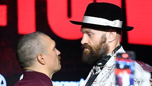 Oleksandras Usykas ir Tysonas Fury surems pirštines.