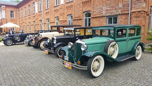 Ralyje dalyvauja automobiliai, pagaminti iki 1945 metų