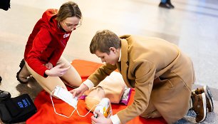 Valentino dieną Vilniaus ir Kauno oro uostuose kvietė išmokti naudotis automatiniais defibriliatoriais