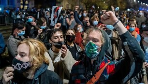 Var&scaron;uvoje demonstrantai protestavo prie&scaron; sprendimą griežtinti abortų įstatymą