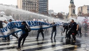 Argentinoje protestuotojai prieš J. Milei ekonomines reformas susirėmė su policija / TOMAS CUESTA / AFP