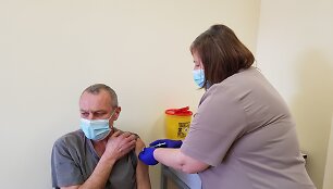 &Scaron;iaulietis Sigitas Einikis skiepijasi nuo COVID-19
