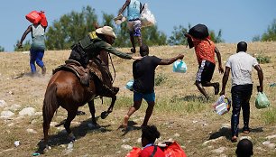 JAV pradėjo masiškai siųsti iš Teksaso haitiečius migrantus