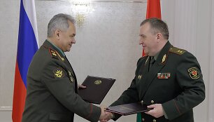 Rusijos gynybos ministras Sergejus &Scaron;oigu ir Baltarusijos gynybos ministras Viktoras Khreninas 