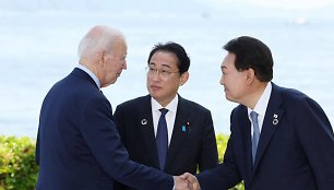 JAV prezidentas Joe Bidenas, Japonijos premjeras Fumio Kishida, Pietų Korėjos prezidentas Yoon Suk-yeolas