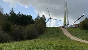 Perlūžusi vėjo jėgainė