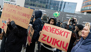Protestas prie&scaron; planus kelti vie&scaron;ojo transporto bilietų kainas